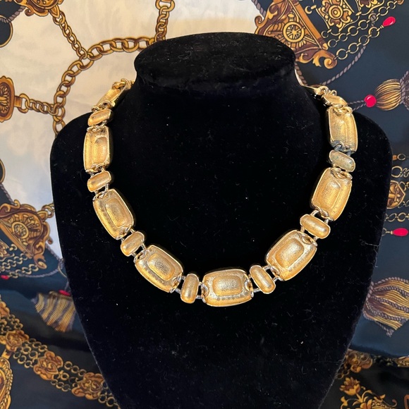 Stunning Vintage Gold tone Necklace with Inlaid Onyx..15 1/2”. - Picture 3 of 3